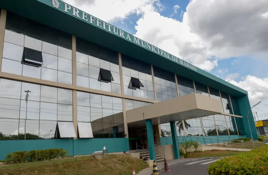 Fachada da Prefeitura Municipal de Manaus com estrutura de vidro, entrada coberta e letreiro verde na parte superior. Foto: Divulgação/Prefeitura de Manaus-AM