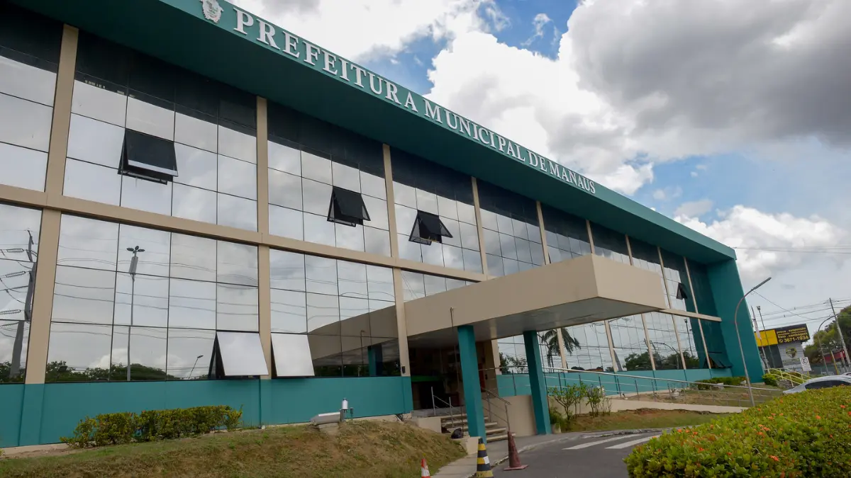 Fachada da Prefeitura Municipal de Manaus com estrutura de vidro, entrada coberta e letreiro verde na parte superior. Foto: Divulgação/Prefeitura de Manaus-AM