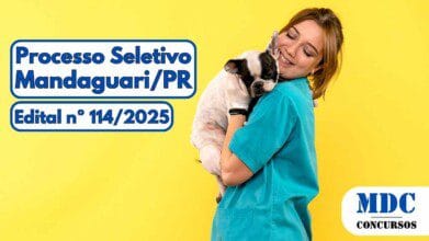 Processos Seletivos 4 Imagem colorida com fundo amarelo vibrante, mostrando uma mulher jovem vestida com jaleco azul turquesa e luvas brancas, sorrindo e abraçando um cachorro da raça bulldog francês. À esquerda, há textos em azul destacados com moldura branca informando: "Processo Seletivo Mandaguari/PR" e "Edital n° 114/2025". No canto inferior direito está o logotipo "MDC Concursos" em azul sobre fundo branco