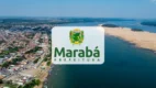 Vista aérea da cidade de Marabá, no Pará, mostrando o encontro de rios e áreas urbanas, com o logotipo da prefeitura em destaque no centro da imagem.