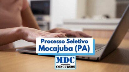 Pessoa digitando em um notebook sobre uma mesa de madeira em ambiente doméstico, com destaque para um banner central que exibe o texto “Processo Seletivo Mocajuba (PA)” em letras azuis. Abaixo, aparece o logotipo “MDC Concursos”. A imagem remete à realização de inscrições online para concurso público, reforçando a ideia de acesso digital a processos seletivos.