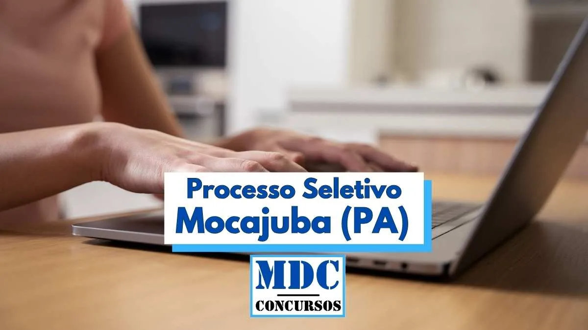 Mocajuba (PA) abre 123 vagas de R$ 3 mil para ACS e ACE 1 Pessoa digitando em um notebook sobre uma mesa de madeira em ambiente doméstico, com destaque para um banner central que exibe o texto “Processo Seletivo Mocajuba (PA)” em letras azuis. Abaixo, aparece o logotipo “MDC Concursos”. A imagem remete à realização de inscrições online para concurso público, reforçando a ideia de acesso digital a processos seletivos.