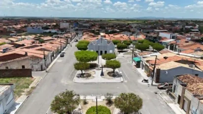 Vista aérea de uma praça central arborizada com igreja ao fundo, rodeada por casas e comércios de telhados vermelhos em Monte Alegre de Sergipe. Foto: Divulgação/Governo de Sergipe