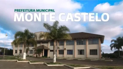 Fachada da Prefeitura Municipal de Monte Castelo, em Santa Catarina, com palmeiras na frente e céu parcialmente nublado ao fundo. Foto: Divulgação/Prefeitura de Monte Castelo-SC