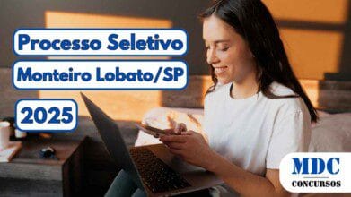 Processos Seletivos 7 Mulher sorridente sentada em um ambiente doméstico iluminado pela luz do sol, segurando um celular e usando um notebook sobre a mesa. No lado esquerdo da imagem, há textos em destaque que dizem: Processo Seletivo, Monteiro Lobato/SP e 2025. No canto inferior direito, aparece o logotipo da MDC Concursos com fundo branco e letras azuis