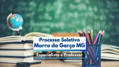 Imagem ilustrativa de processo seletivo da Prefeitura de Morro da Garça, em Minas Gerais, com foco em cargos na área da educação. Em destaque, há uma lousa verde com fórmulas ao fundo, livros empilhados, um globo terrestre e um porta-lápis com lápis coloridos, simbolizando o ambiente escolar. Texto central informa sobre vagas para Especialista em Educação e Professor.