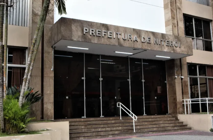 Fachada da Prefeitura de Niterói com entrada de vidro, escadaria frontal, letreiro superior e vegetação ao lado do prédio. Foto: Divulgação/Berg Silva-Prefeitura de Niterói-RJ