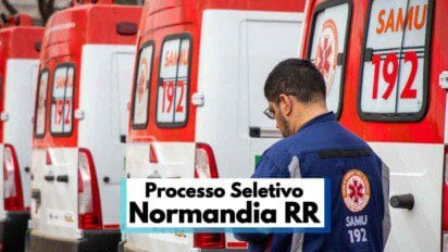 A imagem mostra várias ambulâncias do SAMU 192 enfileiradas, com destaque para a traseira dos veículos nas cores branca e vermelha. Em primeiro plano, um profissional de saúde com uniforme azul escuro e o logotipo do SAMU nas costas aparece de perfil, aparentemente conferindo informações em um documento. Na parte inferior da imagem, há uma faixa com os dizeres “Processo Seletivo Normandia RR”, indicando a divulgação de uma seleção pública.