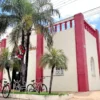 Fachada da Prefeitura de Nossa Senhora do Livramento com prédio histórico em tons de bege e vermelho, palmeiras na calçada, bicicletas estacionadas e céu azul ao fundo. Foto: Divulgação/Prefeitura de Nossa Senhora do Livramento-MT