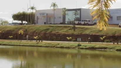 Prédio da Prefeitura de Novo Mundo-MT visto de frente, com lago e área verde na paisagem. Foto: Divulgação/Prefeitura de Novo Mundo-MT