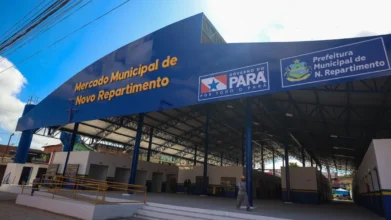 Fachada do Mercado Municipal de Novo Repartimento com letreiro amarelo, estrutura metálica azul e logos do Governo do Pará e da Prefeitura. Foto: Divulgação/Agência Pará