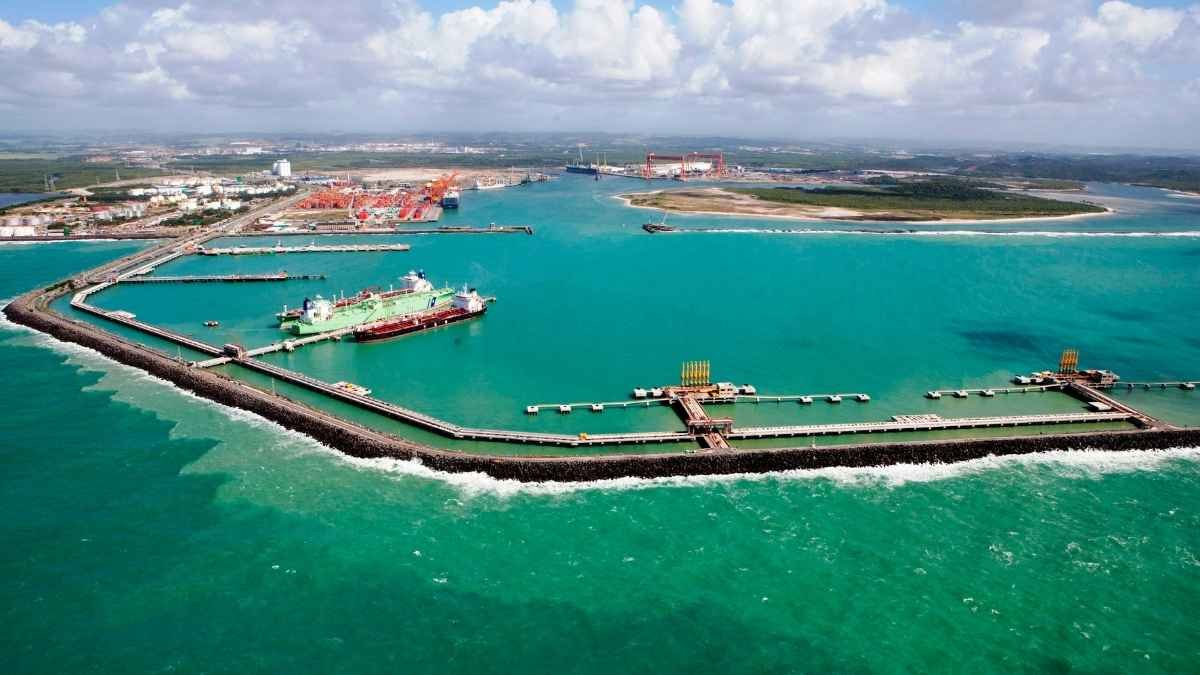 OGMO Recife e Suape abrem 722 vagas em processo seletivo 1 OGMO Recife e Suape abrem 722 vagas: Vista aérea do Porto de Suape, em Pernambuco, com navios atracados, estruturas portuárias e mar em tons de azul.