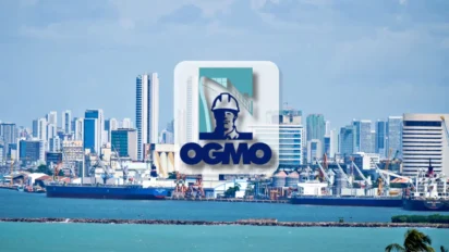 porto com navios e skyline urbano representando o OGMO Recife e Suape e o trabalho portuário na região