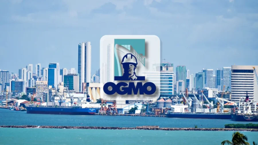 porto com navios e skyline urbano representando o OGMO Recife e Suape e o trabalho portuário na região