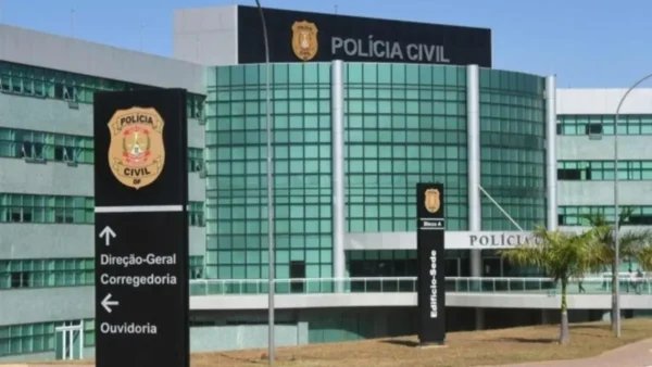 Fachada do edifício-sede da Polícia Civil do Distrito Federal com placas de identificação institucional e brasão da corporação em destaque. Foto: Divulgação/PCDF