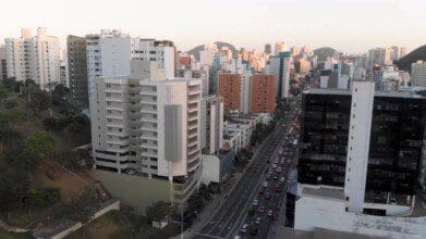 Vista aérea de uma avenida movimentada cercada por prédios residenciais e comerciais em área urbana. Foto: Divulgação/PGE-ES
