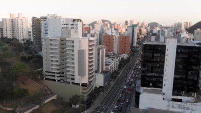Vista aérea de uma avenida movimentada cercada por prédios residenciais e comerciais em área urbana. Foto: Divulgação/PGE-ES