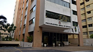 Fachada do prédio da Procuradoria Geral do Estado com bandeiras na entrada e nome da instituição na parede. Foto: Divulgação/PGE-SP