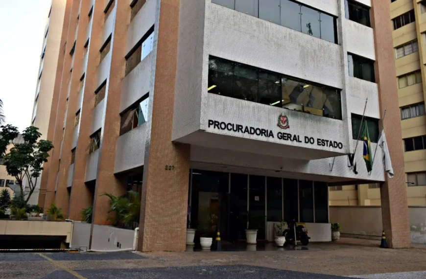 Fachada do prédio da Procuradoria Geral do Estado com bandeiras na entrada e nome da instituição na parede. Foto: Divulgação/PGE-SP