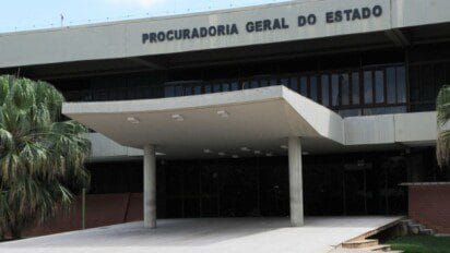 Fachada da Procuradoria-Geral do Estado do Tocantins com entrada principal e letreiro em destaque. Foto: Divulgação/PGE-TO (Jocyelma Santana)