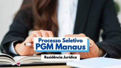 Imagem com destaque para o texto “Processo Seletivo PGM Manaus – Residência Jurídica” em letras grandes e em destaque. Ao fundo, há uma pessoa com blazer escuro e camisa branca segurando um lápis sobre um caderno aberto, sugerindo um ambiente de estudo ou preparação para provas. A imagem remete ao contexto de concursos públicos e programas de residência jurídica.