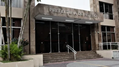 Fachada da Prefeitura de Niterói com escadaria de acesso, portas de vidro e identificação institucional no topo do edifício. Foto: Divulgação/Prefeitura de Niterói/RJ