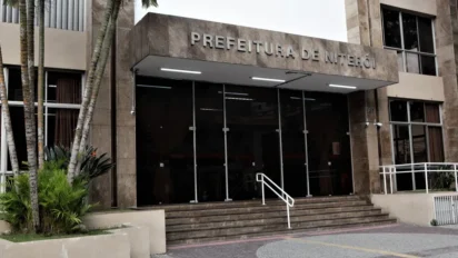 Fachada da Prefeitura de Niterói com escadaria de acesso, portas de vidro e identificação institucional no topo do edifício. Foto: Divulgação/Prefeitura de Niterói/RJ