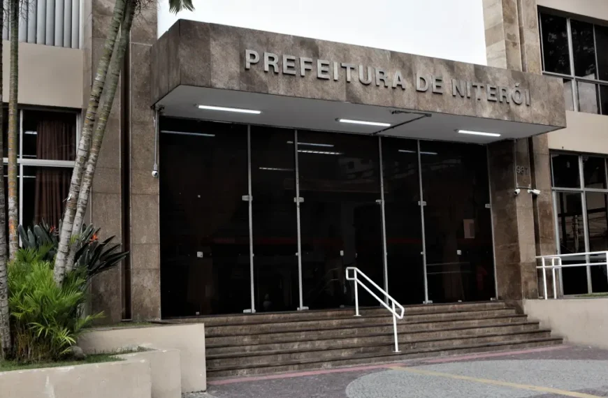 Fachada da Prefeitura de Niterói com escadaria de acesso, portas de vidro e identificação institucional no topo do edifício. Foto: Divulgação/Prefeitura de Niterói/RJ