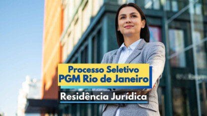Mulher jovem de aparência profissional, com cabelos lisos e escuros, veste blazer cinza claro e camisa social branca. Ela está de braços cruzados, olhando confiante para o horizonte, com um prédio moderno de vidro ao fundo. Em destaque, há uma faixa com os dizeres “Processo Seletivo PGM Rio de Janeiro – Residência Jurídica”, indicando um programa de residência jurídica na Procuradoria Geral do Município do Rio de Janeiro.