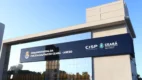 Fachada de um edifício moderno com grandes janelas espelhadas, exibindo um letreiro preto com as inscrições Comando-Geral da Polícia Militar do Ceará e a logomarca do Governo do Estado do Ceará ao lado da sigla CISP.