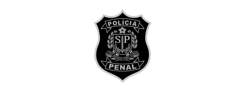 PPSP abre concurso c/ 1100 vagas imediatas de Policial Penal 1 Escudo em preto e prata da Polícia Penal de São Paulo - PPSP com brasão central e inscrições “Polícia Penal” e “SP”.