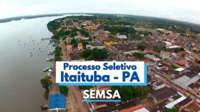 Imagem aérea da cidade de Itaituba, no estado do Pará, mostrando o centro urbano às margens do rio Tapajós, com ruas, casas e vegetação. No centro da imagem, há uma faixa com os dizeres “Processo Seletivo Itaituba - PA SEMSA”, destacando a abertura de vagas temporárias na área da saúde pela Secretaria Municipal de Saúde do município.