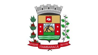 Brasão do município de Itambaracá, no Paraná, com escudo central dividido em três partes: ao centro, um trabalhador rural lavrando a terra sob um sol nascente; acima, um livro aberto sobre fundo dourado; nas laterais, estrelas brancas sobre fundo vermelho. À esquerda do escudo, há um ramo de café; à direita, um ramo de algodão. Na base, faixa vermelha com as datas 07/02/55 e 30/11/55 e o nome ITAMBARACÁ. O brasão é encimado por uma coroa mural prateada.