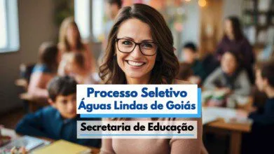 Imagem de uma professora sorridente em sala de aula, usando óculos e blusa marrom, com crianças desfocadas ao fundo, indicando ambiente educacional. Sobre a imagem, há um banner com os dizeres "Processo Seletivo Águas Lindas de Goiás" e "Secretaria de Educação", sugerindo anúncio de seleção pública para contratação de professores pela rede municipal de ensino da cidade de Águas Lindas de Goiás.