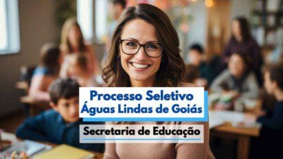 Imagem de uma professora sorridente em sala de aula, usando óculos e blusa marrom, com crianças desfocadas ao fundo, indicando ambiente educacional. Sobre a imagem, há um banner com os dizeres "Processo Seletivo Águas Lindas de Goiás" e "Secretaria de Educação", sugerindo anúncio de seleção pública para contratação de professores pela rede municipal de ensino da cidade de Águas Lindas de Goiás.