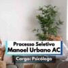Imagem ilustrativa de um atendimento psicológico em ambiente clínico, com uma mulher sentada em um sofá demonstrando sinais de angústia e um psicólogo, usando óculos e vestindo camisa branca, sentado em frente a ela com um bloco de anotações e lápis na mão, em atitude atenta. Ao centro da imagem há um destaque visual com os dizeres “Processo Seletivo Manoel Urbano AC – Cargo: Psicólogo”.