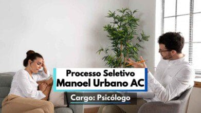 Imagem ilustrativa de um atendimento psicológico em ambiente clínico, com uma mulher sentada em um sofá demonstrando sinais de angústia e um psicólogo, usando óculos e vestindo camisa branca, sentado em frente a ela com um bloco de anotações e lápis na mão, em atitude atenta. Ao centro da imagem há um destaque visual com os dizeres “Processo Seletivo Manoel Urbano AC – Cargo: Psicólogo”.