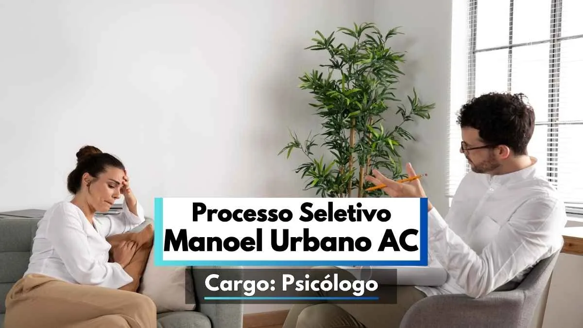 Imagem ilustrativa de um atendimento psicológico em ambiente clínico, com uma mulher sentada em um sofá demonstrando sinais de angústia e um psicólogo, usando óculos e vestindo camisa branca, sentado em frente a ela com um bloco de anotações e lápis na mão, em atitude atenta. Ao centro da imagem há um destaque visual com os dizeres “Processo Seletivo Manoel Urbano AC – Cargo: Psicólogo”.