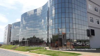 Prédio moderno de fachada espelhada com vários andares, refletindo o céu e a paisagem ao redor, com área externa gramada e rampas de acesso na entrada. Foto: Divulgação/Prefeitura de Paracatu-MG