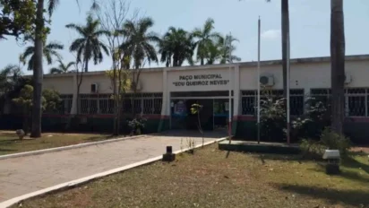 Fachada do Paço Municipal Edu Queiroz Neves com árvores e palmeiras ao redor. Foto: Divulgação/Prefeitura de Paranaíba-MS