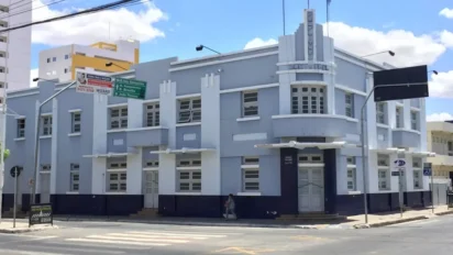 Fachada da sede da Prefeitura de Patos (PB) em estilo arquitetônico clássico, com dois andares, pintura em azul claro e branco, localizada em uma esquina urbana. Foto: Divulgação/Prefeitura de Patos-PB