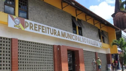 Fachada da Prefeitura Municipal do Paulista com pessoas caminhando na entrada. Foto: Divulgação/Prefeitura do Paulista-PE