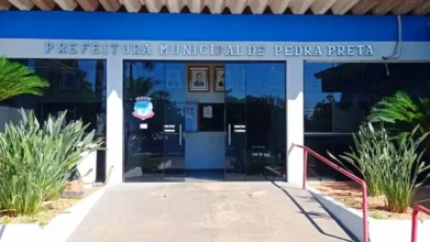 Pedra Preta-MT abre 141 vagas de até R$ 22,6 mil em Processo Seletivo 2 Fachada da Prefeitura Municipal de Pedra Preta-MT com letreiro prateado, portas de vidro e plantas ornamentaisna entrada. Foto: Divulgação/Prefeitura de Pedra Preta-MT