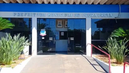 Fachada da Prefeitura Municipal de Pedra Preta-MT com letreiro prateado, portas de vidro e plantas ornamentaisna entrada. Foto: Divulgação/Prefeitura de Pedra Preta-MT