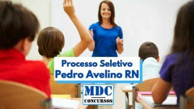 Processos Seletivos 2 Imagem ilustrativa de uma sala de aula com crianças sentadas em carteiras escolares, uma delas com a mão levantada. Ao fundo, uma professora sorri enquanto interage com os alunos. Em destaque, há uma faixa com os dizeres "Processo Seletivo Pedro Avelino RN" e o logotipo "MDC Concursos", indicando a divulgação de um concurso público para professores no município de Pedro Avelino, no Rio Grande do Norte.