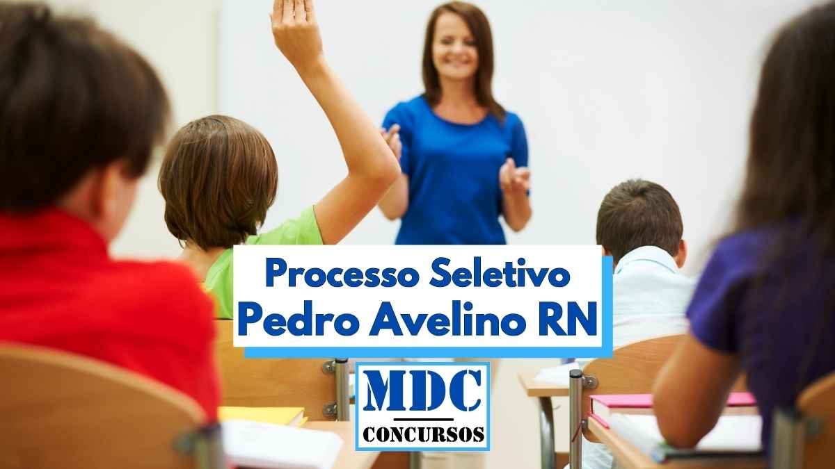 Imagem ilustrativa de uma sala de aula com crianças sentadas em carteiras escolares, uma delas com a mão levantada. Ao fundo, uma professora sorri enquanto interage com os alunos. Em destaque, há uma faixa com os dizeres "Processo Seletivo Pedro Avelino RN" e o logotipo "MDC Concursos", indicando a divulgação de um concurso público para professores no município de Pedro Avelino, no Rio Grande do Norte.