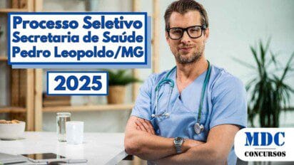 Homem com jaleco azul claro, óculos e estetoscópio pendurado no pescoço aparece com os braços cruzados em ambiente que remete a um consultório ou sala médica com plantas ao fundo e mesa com objetos diversos à frente. Texto destacado informa sobre o Processo Seletivo da Secretaria de Saúde de Pedro Leopoldo, em Minas Gerais, com previsão para 2025, promovido pelo site MDC Concursos