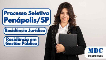 Mulher jovem de cabelos castanhos ondulados vestindo blazer preto com detalhes dourados e camisa branca, segurando uma pasta preta contra o peito, em frente a um fundo branco - Penápolis (SP) abre Seleção 2025 para Residência Jurídica e em Gestão Pública