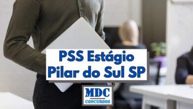 Processos Seletivos 4 Homem segurando um notebook prateado diante de um ambiente de escritório com pessoas ao fundo sentadas em mesas de trabalho, desfocadas na imagem. Em destaque, há uma faixa central com os dizeres "PSS Estágio Pilar do Sul SP" em letras azuis e abaixo o logotipo da MDC Concursos, em letras azuis sobre fundo branco