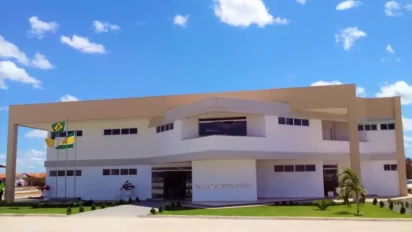 Prédio moderno de dois andares com fachada branca e letreiro Palácio do Pery Pery, localizado em Piripiri, Piauí, com bandeiras hasteadas na frente. Foto: Moacir Ximenes/Wikipédia